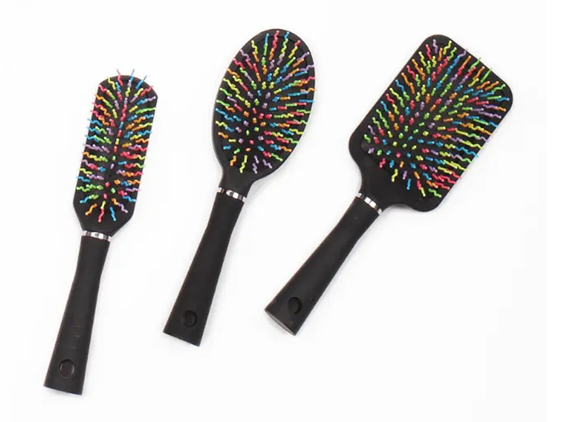 Razni elegantni set plastičnih četki za kosu