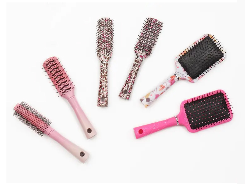 Razni elegantni set plastičnih četki za kosu