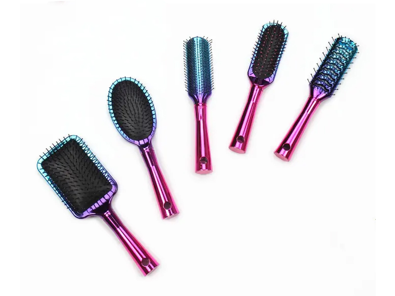 Razni elegantni set plastičnih četki za kosu