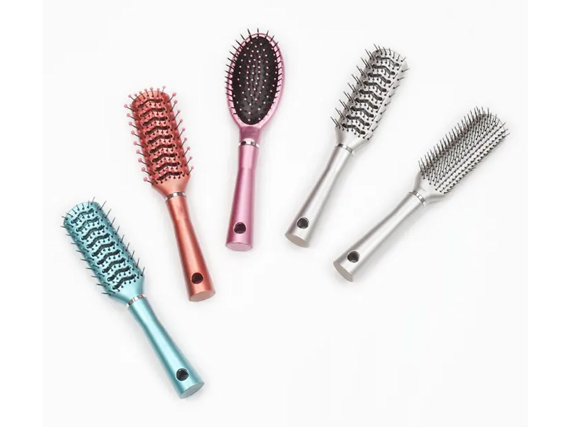 Razni elegantni set plastičnih četki za kosu