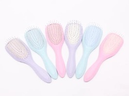 Koliko poteza četkom treba Detangling Hair Brush da razmrsi tvrdoglave čvorove u usporedbi s običnim plastičnim češljem?